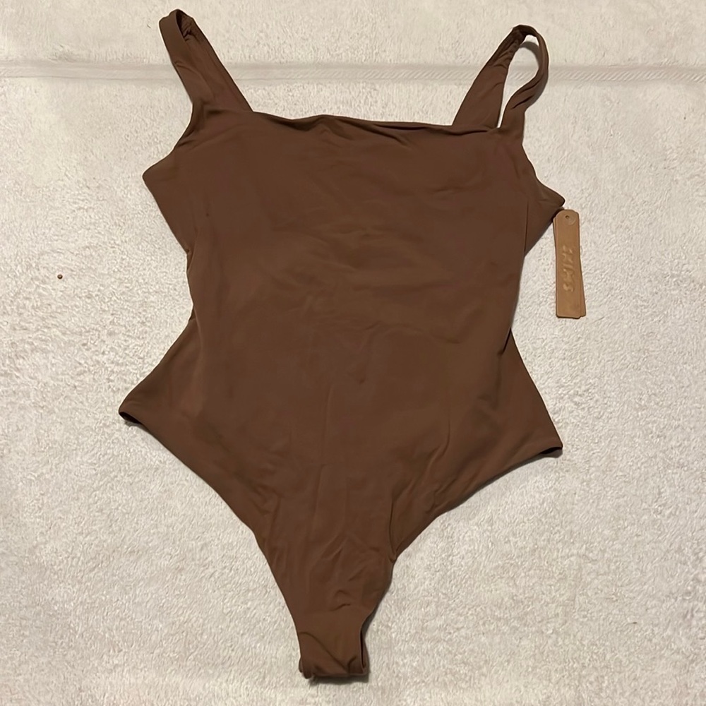 SKIMS FITS EVERYBODY SQUARE NECK BODYSUIT